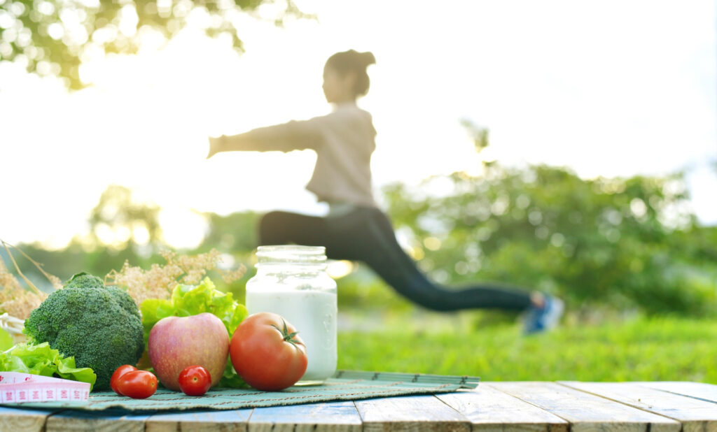 varios-tipos-frutas-verduras-comida-sana-estilo-vida-ejercicio-yoga
