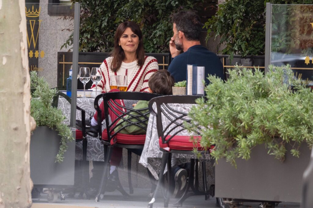 Álvaro Muñoz Escassi y María José Suárez disfrutan de un almuerzo en Madrid en compañía del hijo de la modelo