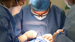 Operación sin precedentes: extraen aguja de la boca de niña de 4 años que se alojó cerca de su cerebro