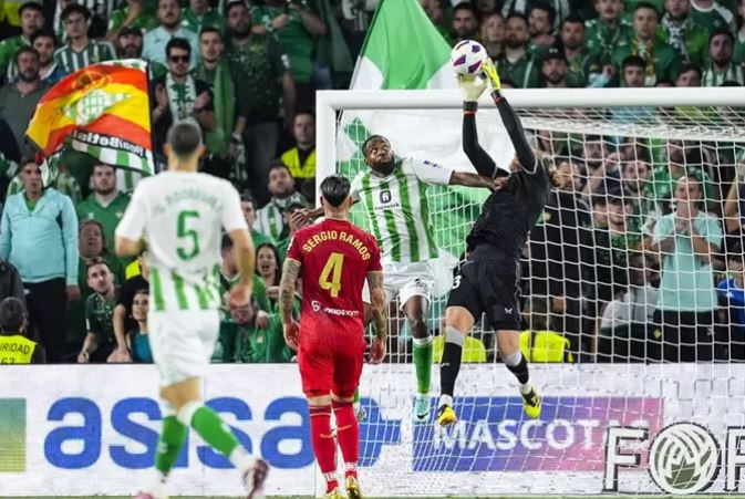 Kike Salas se muestra orgulloso tras marcar gol en El Gran Derbi (1-1)