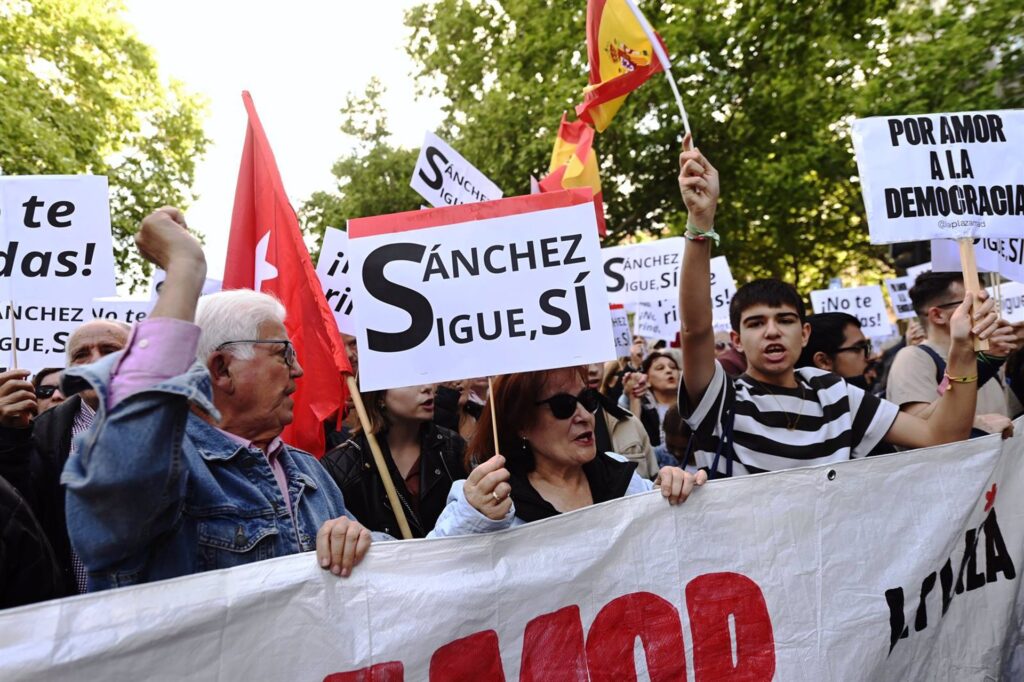 Ian Gibson elogia a Pedro Sánchez y critica a la derecha española en manifestación en Ferraz