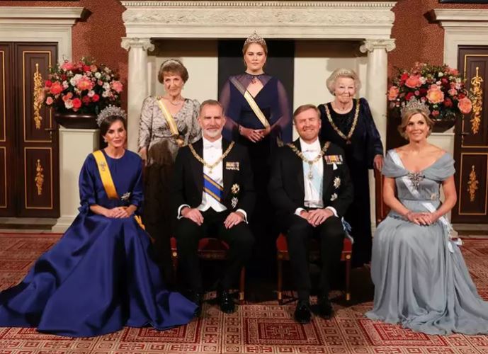 Problema en los pies obliga a la reina Letizia a saludar sentada en cena de gala en Países Bajos