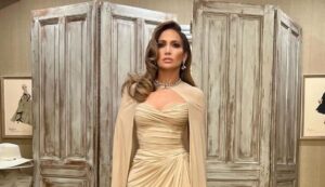 Jennifer Lopez lleva la tendencia de pantalones baggy desgastados a un nuevo nivel