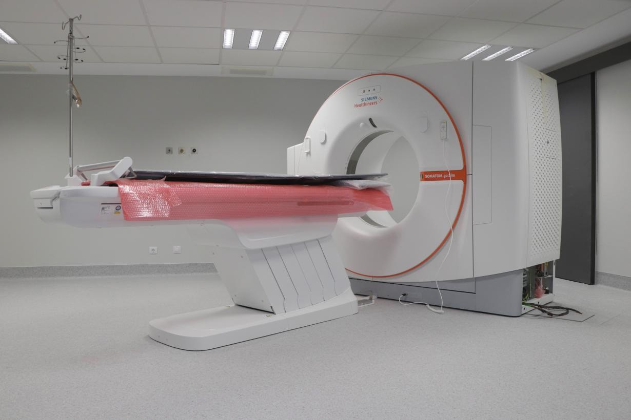 Archivo - Instalación del TAC de simulación del servicio de Oncología Radioterápica del nuevo hospital de Toledo