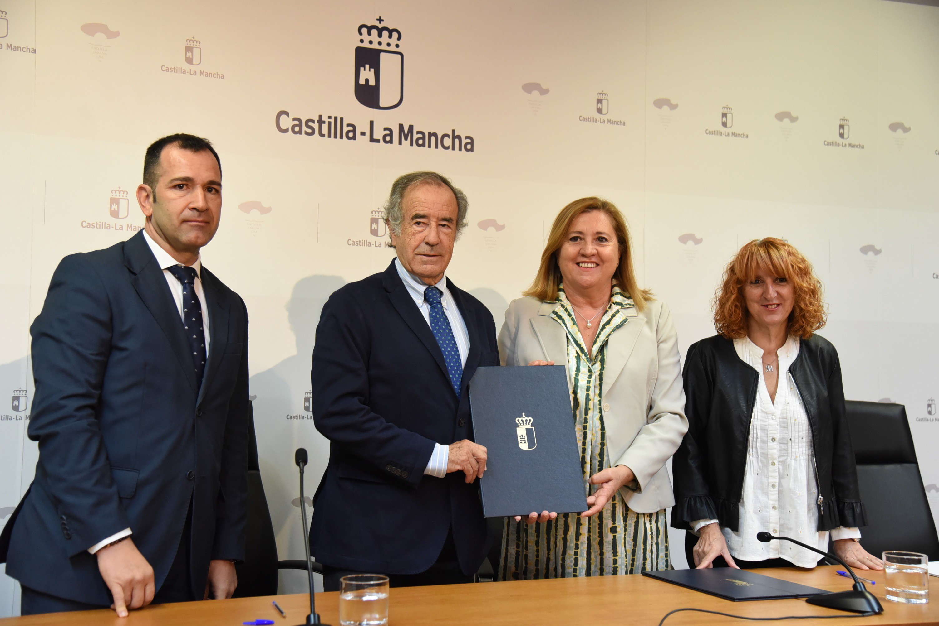 La consejera de Educación, Cultura y Deportes, Rosa Ana Rodríguez, y el director general adjunto de Puy du Fou España.
