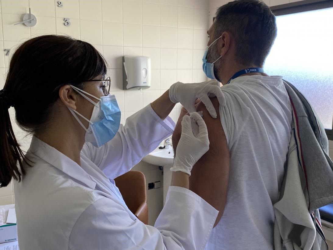 Archivo - Más de 384.000 personas ya han recibido la vacuna de la gripe en Castilla-La Mancha