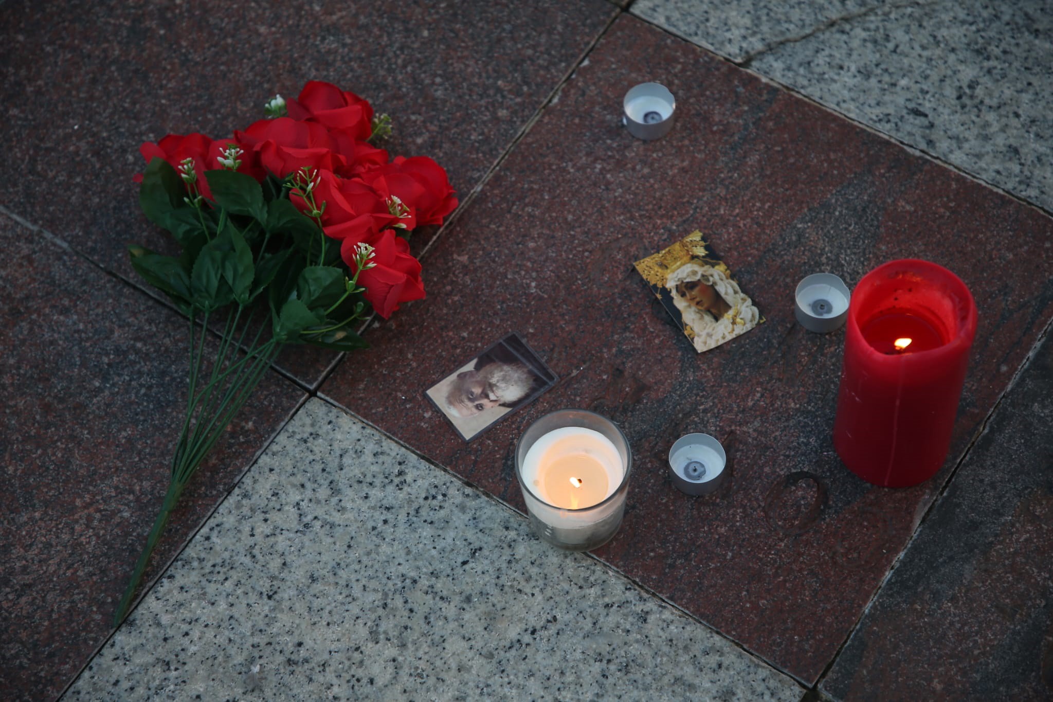 Muestras de dolor en la Plaza Alta, de Algeciras, donde caía el cuerpo sin vida de un sacristán tras el ataque en su iglesia