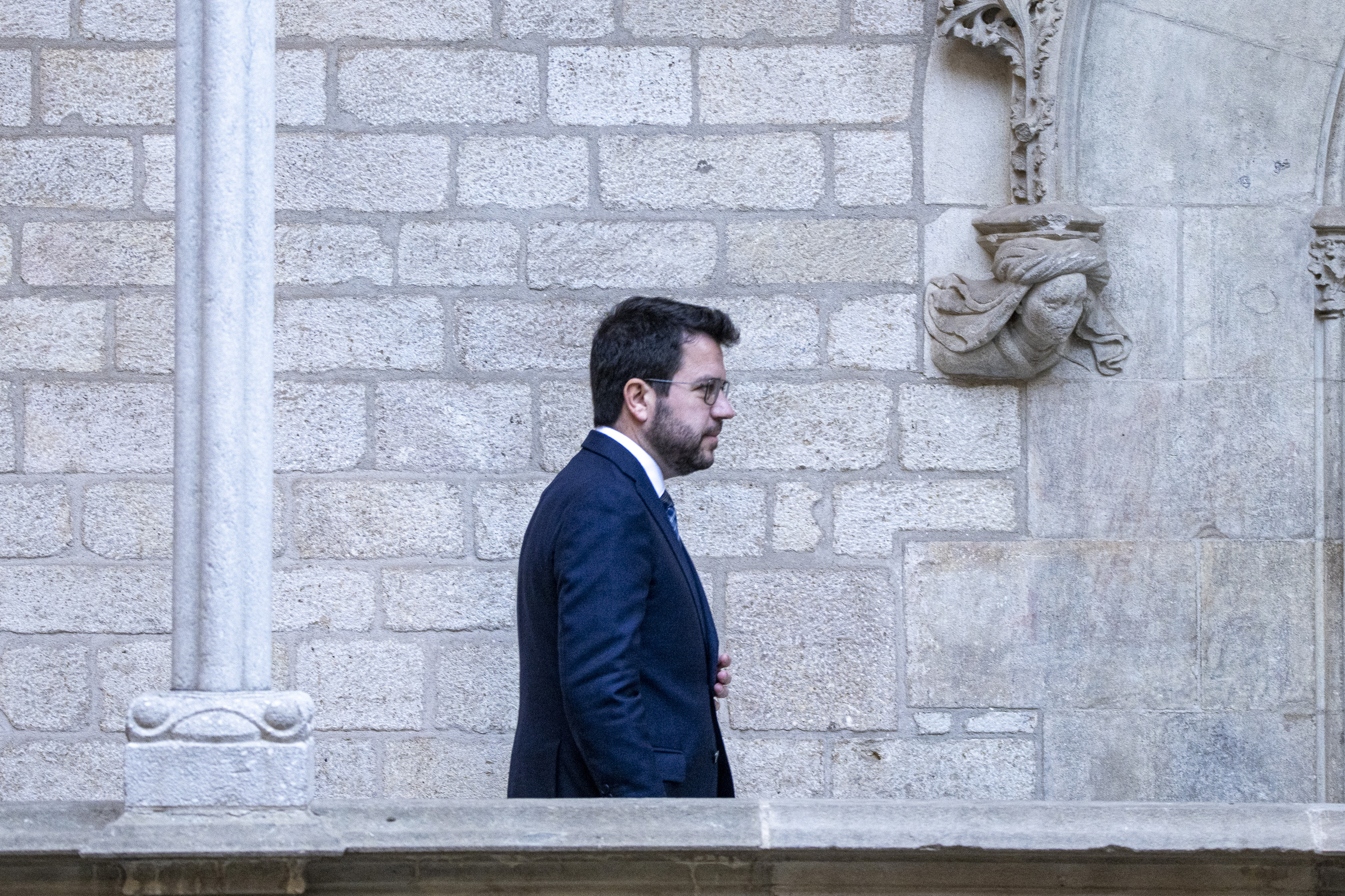 El presidente de la Generalitat, Pere Aragonès, a su llegada a una rueda de prensa para valorar el acuerdo de los Presupuestos catalanes para 2023, en la Galeria Gòtica del Palau de la Generalitat, a 2 de febrero de 2023, en Madrid (España). Durante la ru