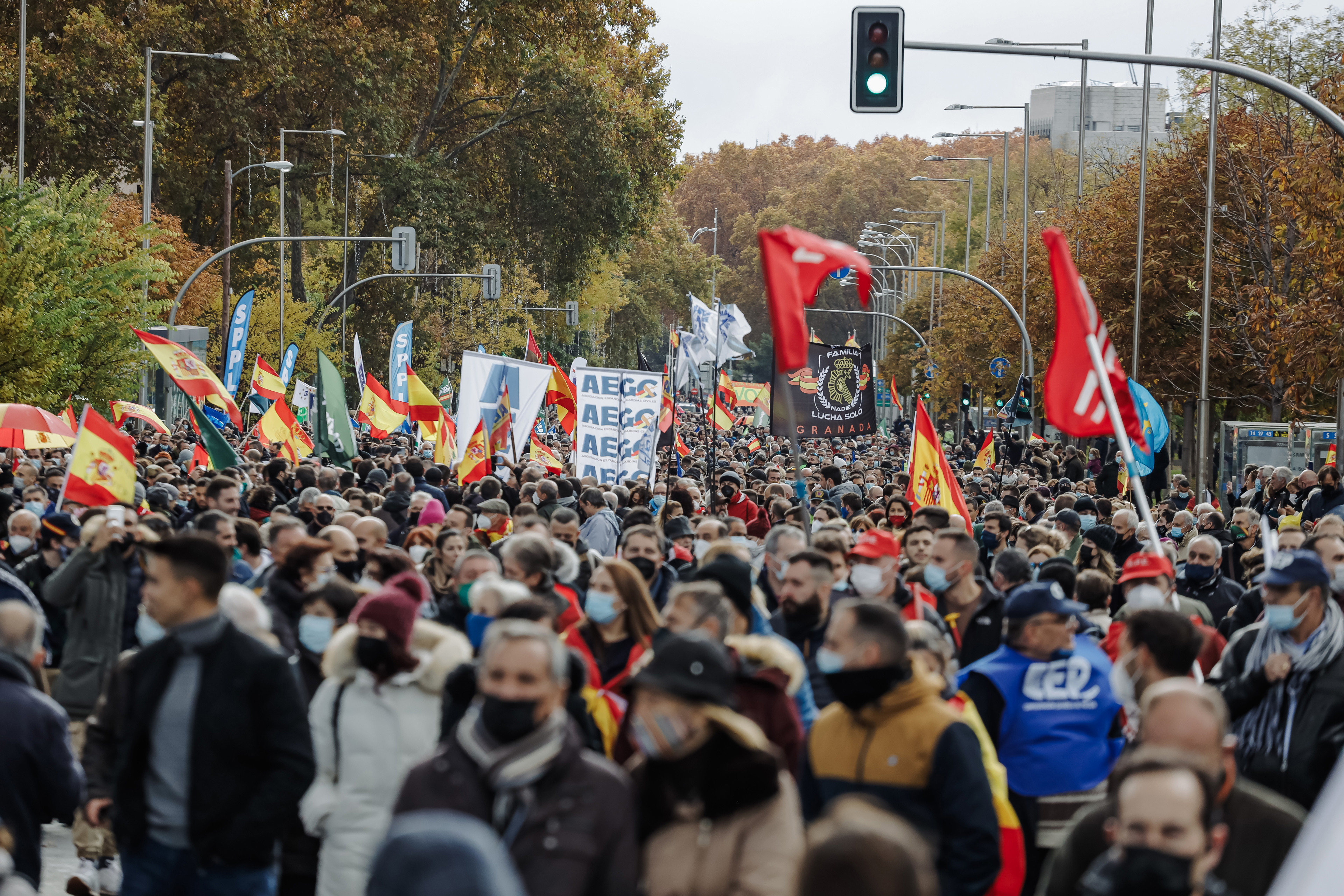 Archivo - Varias personas con banderas de España en una manifestación contra la reforma de la Ley de Seguridad Ciudadana, a 27 de noviembre de 2021, en Madrid (España). Líderes políticos y sindicatos policiales protestan contra la reforma de la conocida c
