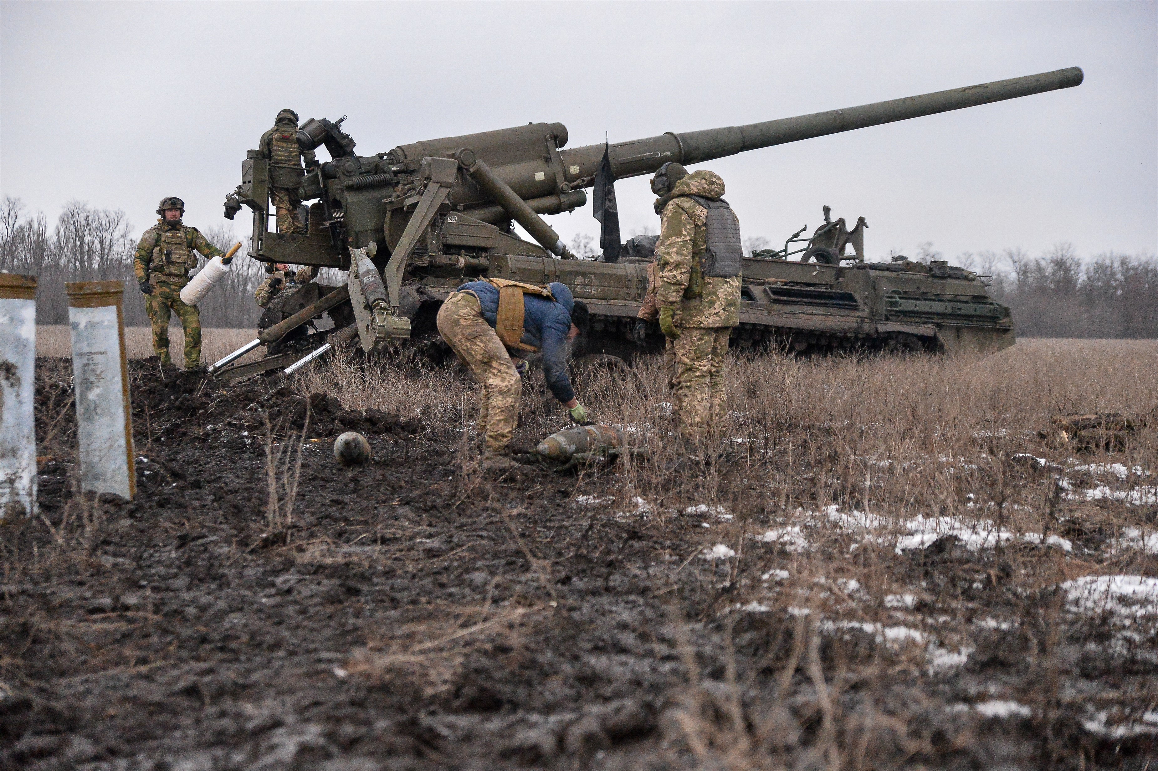 Archivo - Militares ucranianos disparan en direción a Bajmut,en el este del país